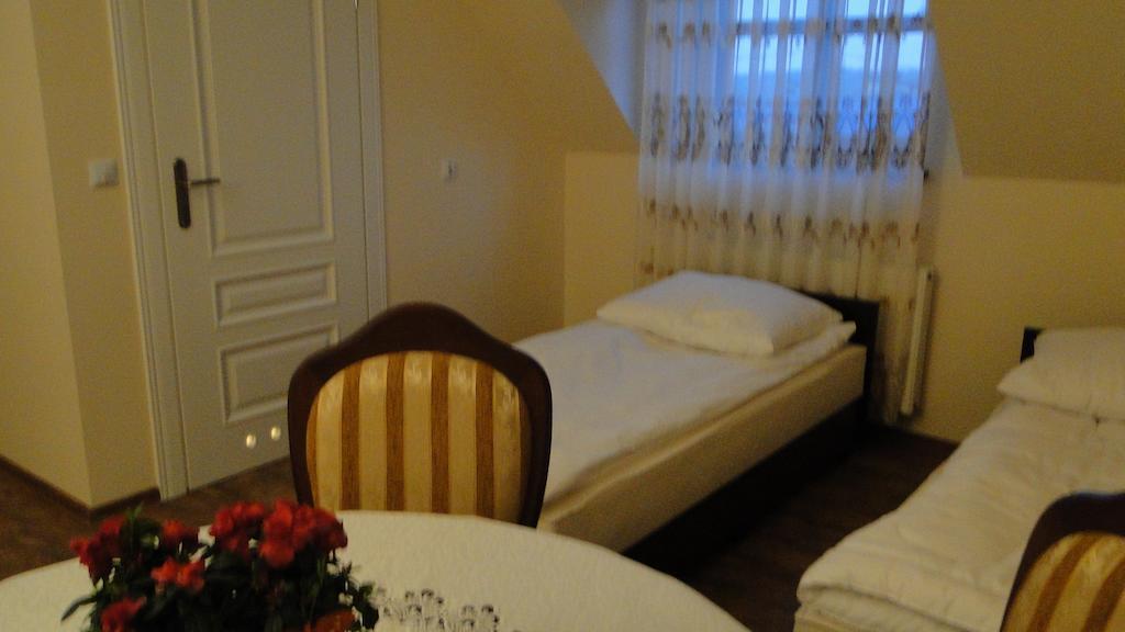 Pokoje Goscinne W Ratuszu Ogrodzieniec Chambre photo
