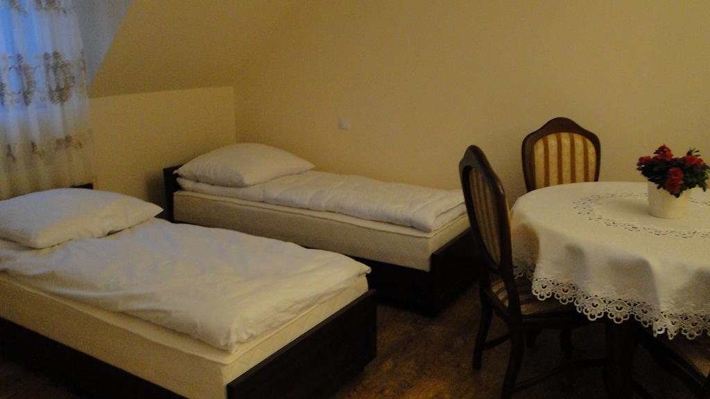 Pokoje Goscinne W Ratuszu Ogrodzieniec Chambre photo