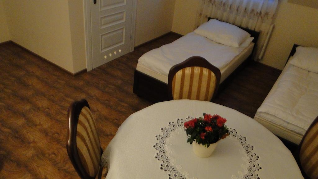 Pokoje Goscinne W Ratuszu Ogrodzieniec Chambre photo